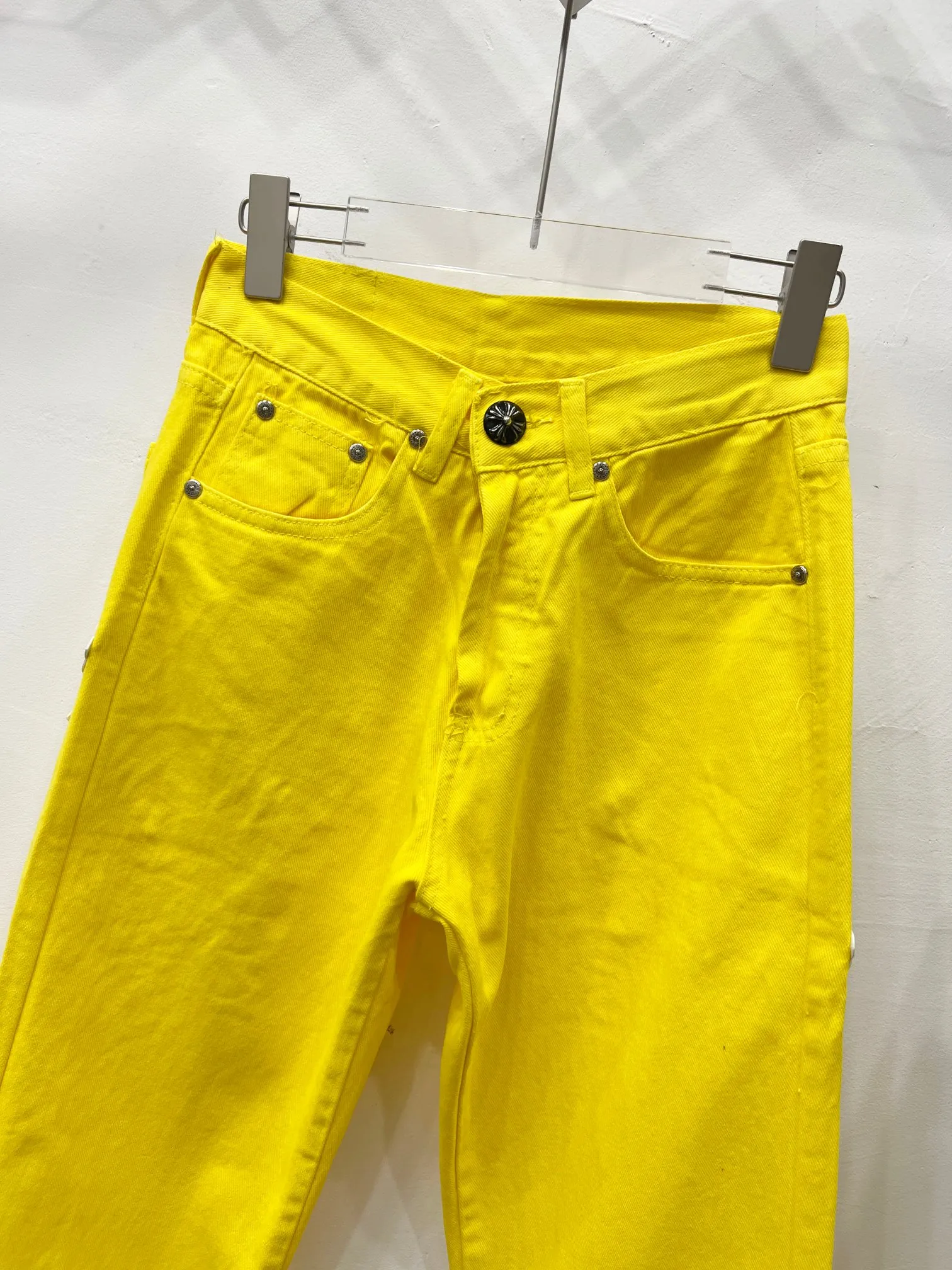 P290 style number: (r004) Chrome Hearts CH Chrome Hearts, the same jeans worn by Fan Bingbing’s brother Fan Chengcheng, exudes unruly personality and unique charm. Every wear and tear is carefully designed to present a unique artistic feel. Made of imported denim fabric, which has undergone heavy industrial washing and destruction treatment, the trousers show a super cool effect on the upper body, allowing you to dominate the fashion stage.  This is more than just a pair of jeans, it is an expression of attitude. With its unique design concept and ultimate pursuit of details, Croxin breaks traditional boundaries and defines the jeans trend in the new era. The trousers are made of double-layer woven fabric and matched with customized hardware, showing an incomparably beautiful and unique style, making every wearer the focus of fashion. Imported denim fabric, super heavy-duty washed and damaged, the upper body is super cool! Customized hardware, incomparably good-looking style. The production process is difficult. It has a high-street feel. Color: lemon yellow Size: S M L XL